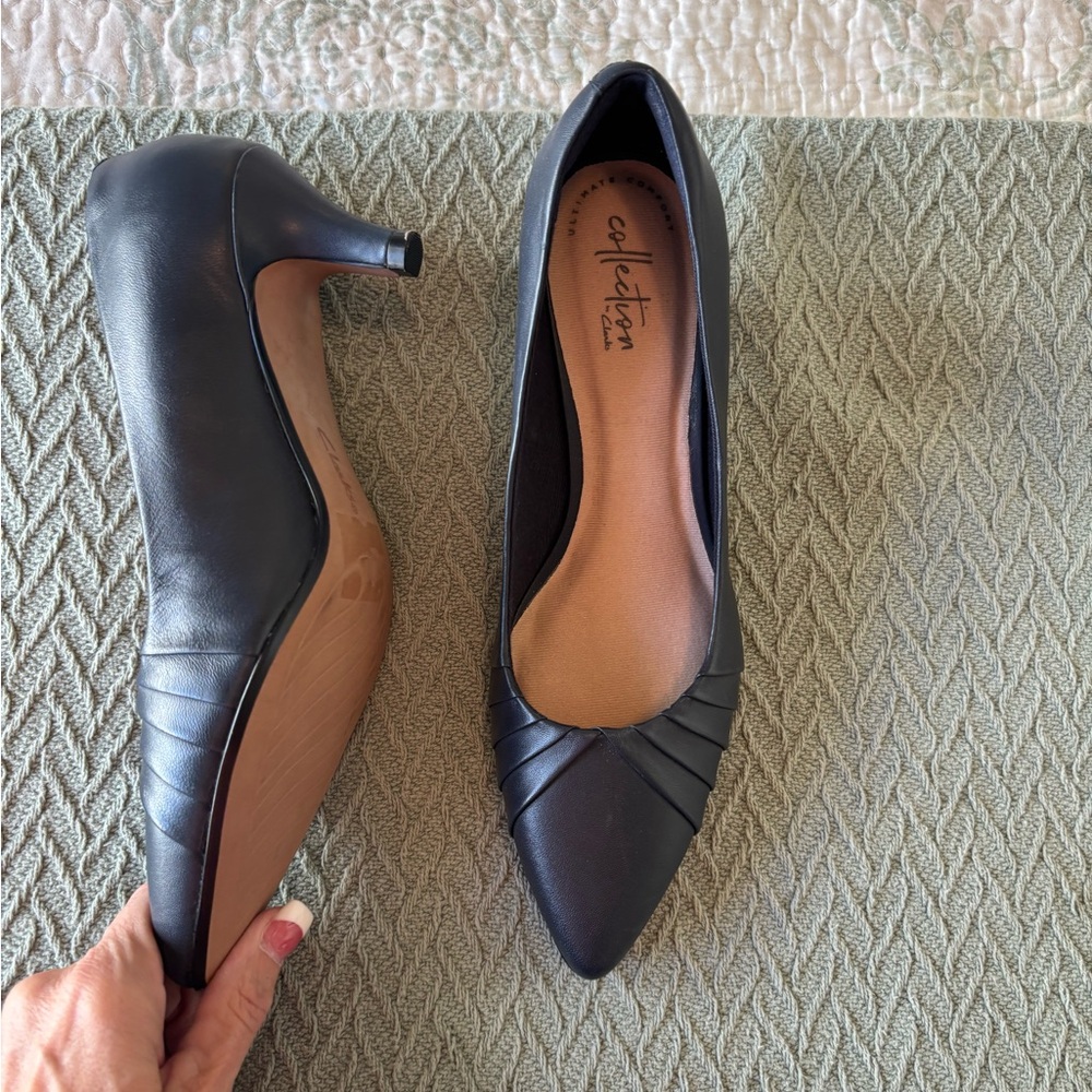 NWOT Clarks Elegant Navy Leather Heels - Picture 2 of 3
